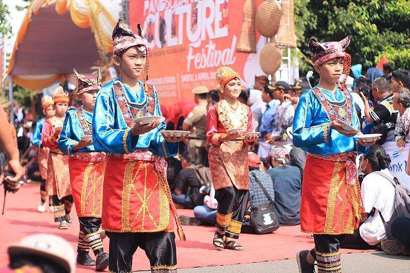 tari piring yang dibawakan anak-anak (commons.wikimedia.org)