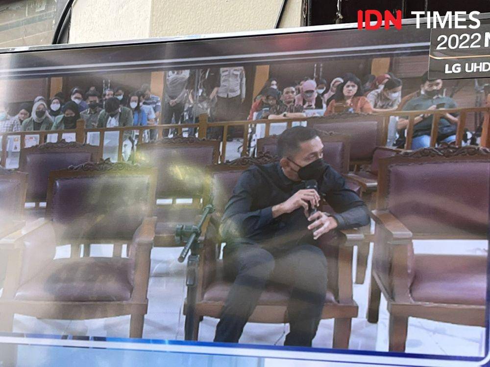 Mantan Kepala Unit (Kanit) I Subdit III Direktorat Tindak Pidana Umum (Dittipidum) Bareskrim Polri AKBP Ari Cahya Nugraha atau Acay memberikan kesaksian saat sidang di PN Jakarta Selatan pada Kamis (27/10/2022). (IDN Times/Irfan Fathurohman)