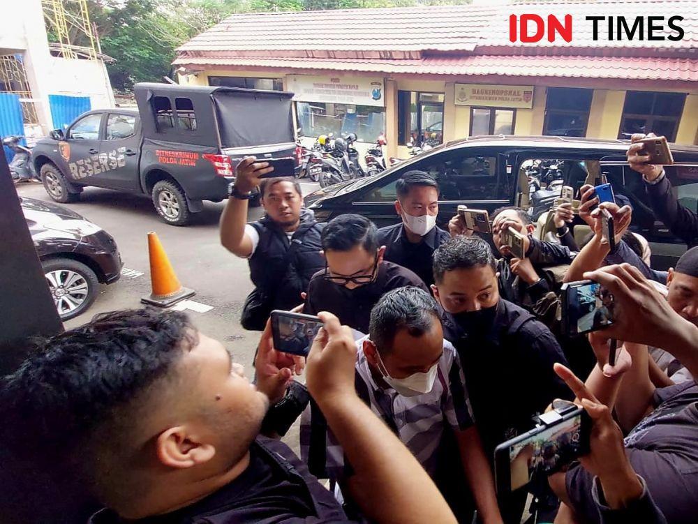 Penuhi Panggilan Polda Jatim, Juragan 99 Tiba dengan Serba Hitam