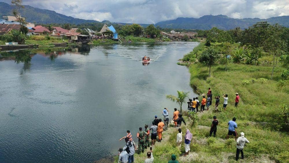 Tim SAR gabungan melakukan upaya pencarian wisatawan asal Siantar yang tenggelam di Danau Toba. (Dok: SAR Danau Toba)
