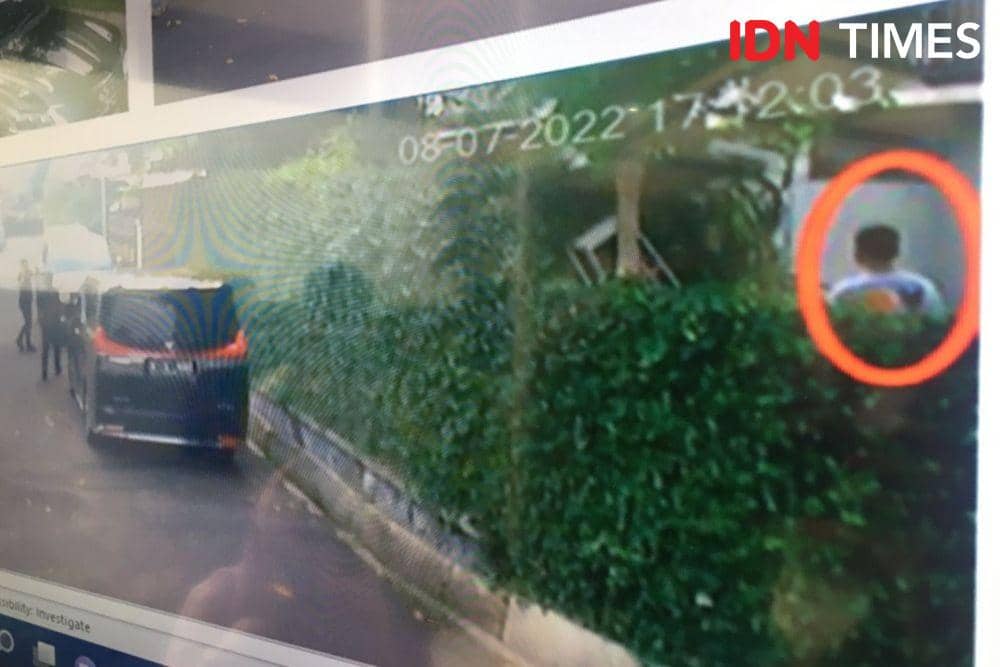 Brigadir J Tertangkap CCTV Masih Hidup: Pakai Kaos Putih di Taman