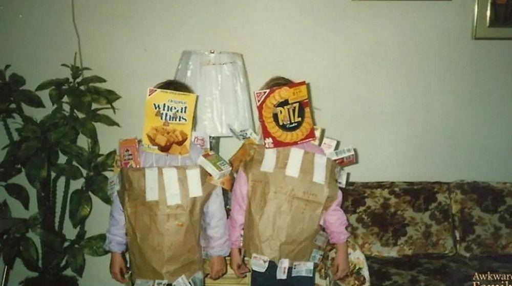 kostum halloween gagal (instagram.com/awkwarfamilyphotos)