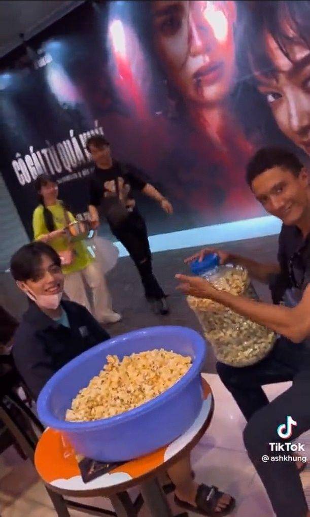 beli popcorn kocak (tiktok.com/@ashkhung)