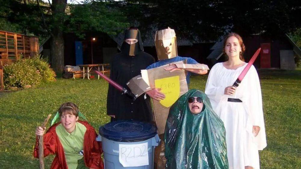 kostum halloween gagal (instagram.com/awkwarfamilyphotos)