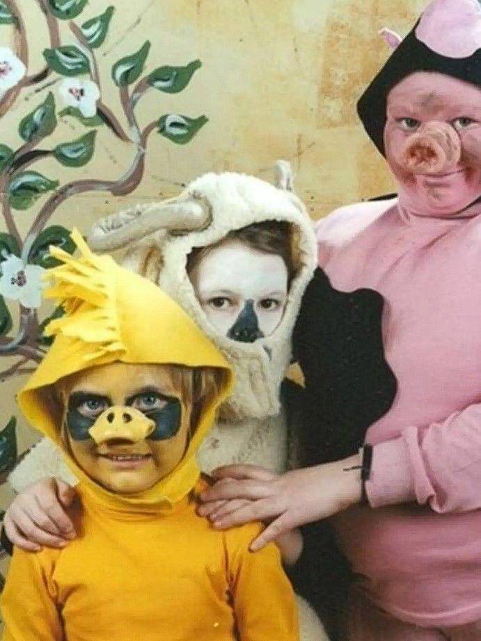 kostum halloween gagal (instagram.com/awkwarfamilyphotos)