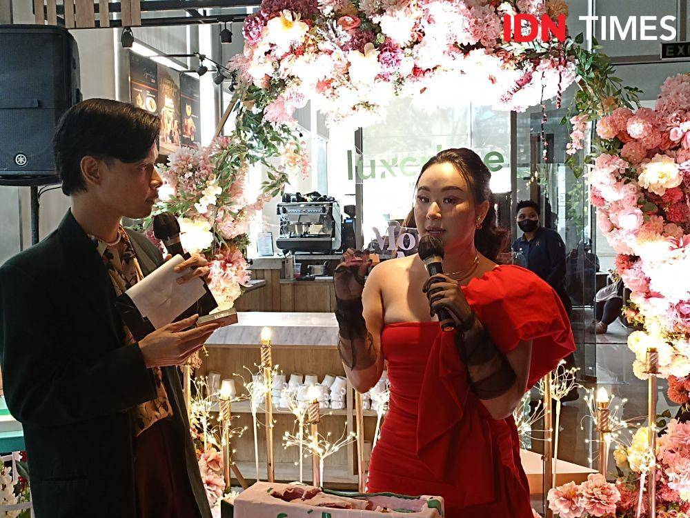 Monica Amadea menjelaskan produk terbaru hasil kolaborasinya dengan Luxcrime. 28 Oktober 2022. (IDN Times/M. Tarmizi Murdianto)