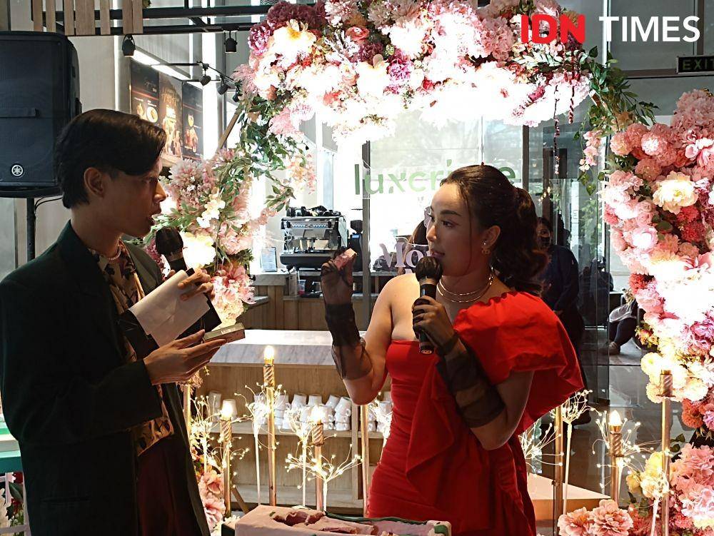 Monica Amadea menjelaskan produk terbaru hasil kolaborasinya dengan Luxcrime. 28 Oktober 2022. (IDN Times/M. Tarmizi Murdianto)