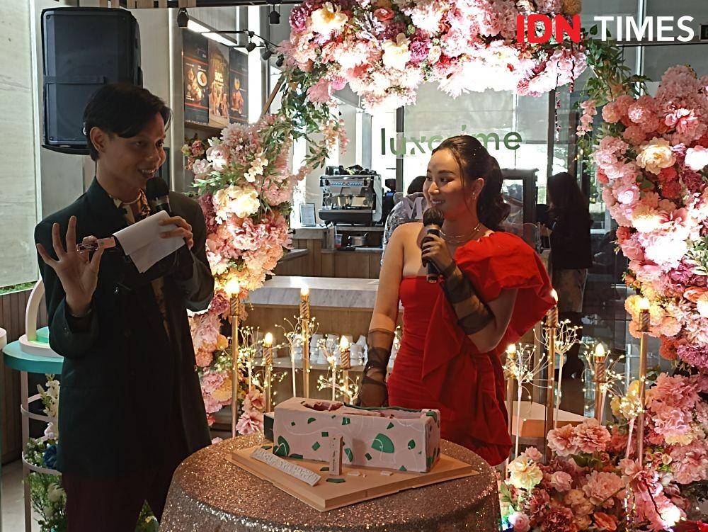 Monica Amadea menjelaskan produk terbaru hasil kolaborasinya dengan Luxcrime. 28 Oktober 2022. (IDN Times/M. Tarmizi Murdianto)