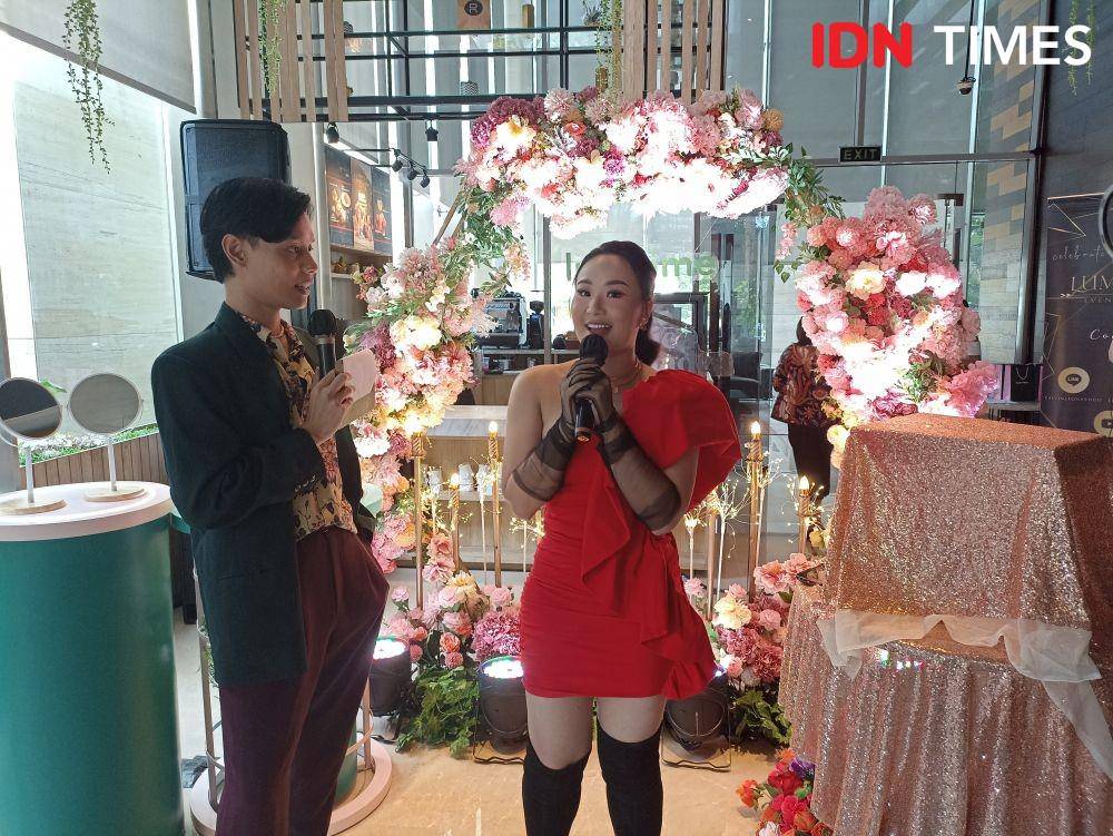 Monica Amadea menjelaskan produk terbaru hasil kolaborasinya dengan Luxcrime. 28 Oktober 2022. (IDN Times/M. Tarmizi Murdianto)