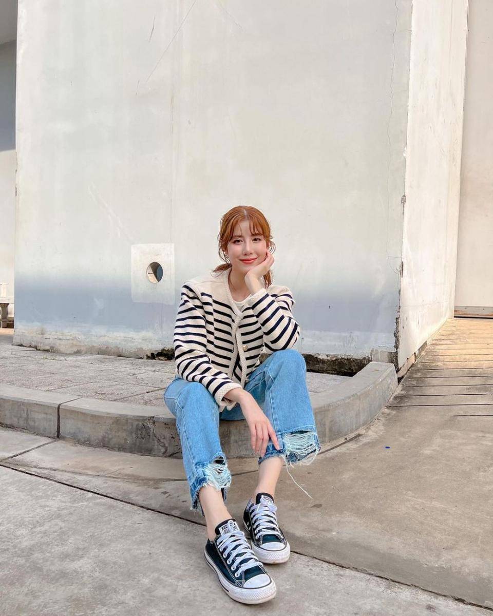 outfit kasual untuk nongkrong ala Esther Supreeleela (instagram.com/esthersupree)