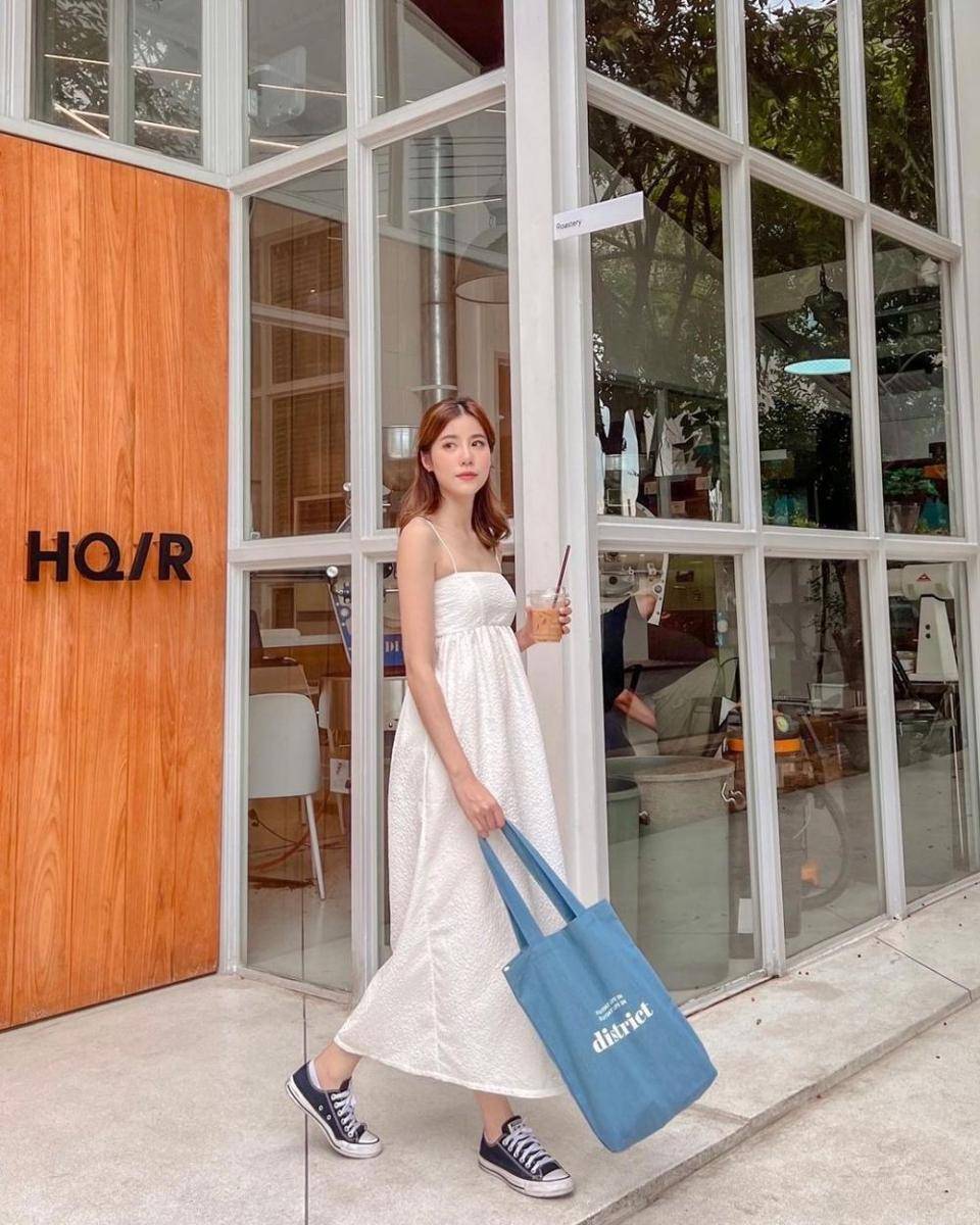 outfit kasual untuk nongkrong ala Esther Supreeleela (instagram.com/esthersupree)