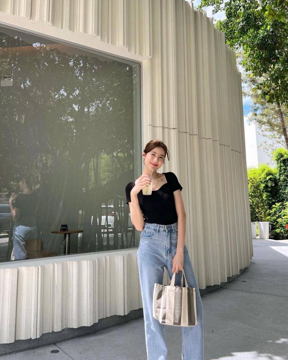 outfit kasual untuk nongkrong ala Esther Supreeleela (instagram.com/esthersupree)