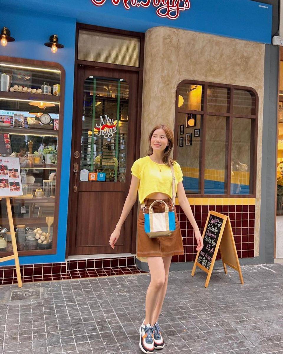 outfit kasual untuk nongkrong ala Esther Supreeleela (instagram.com/esthersupree)