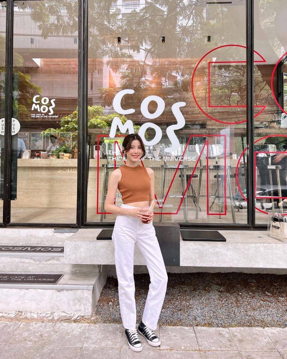 outfit kasual untuk nongkrong ala Esther Supreeleela (instagram.com/esthersupree)