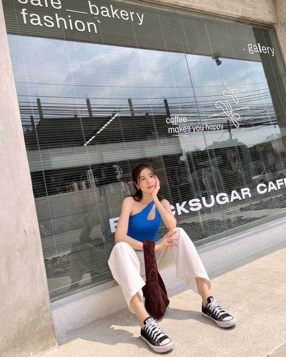 outfit kasual untuk nongkrong ala Esther Supreeleela (instagram.com/esthersupree)