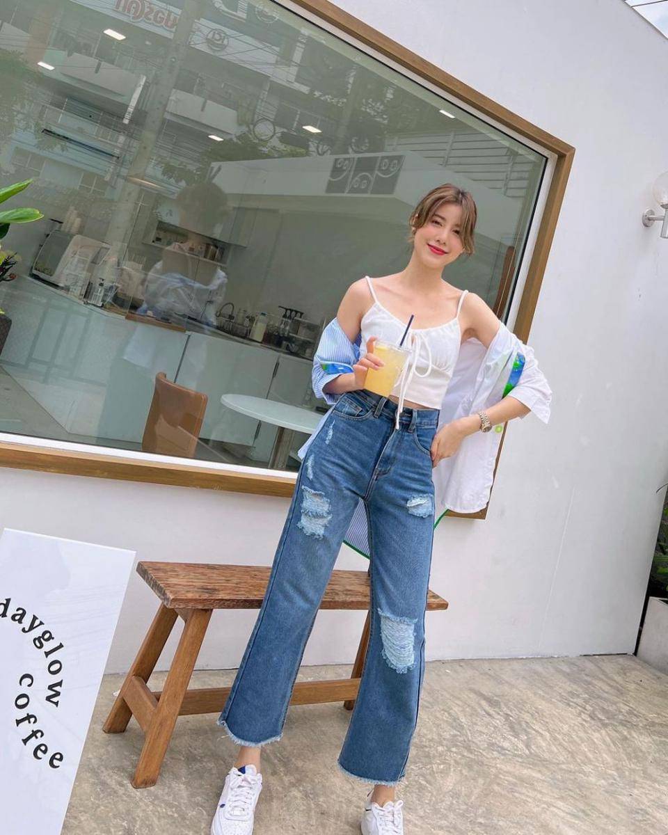 outfit kasual untuk nongkrong ala Esther Supreeleela (instagram.com/esthersupree)