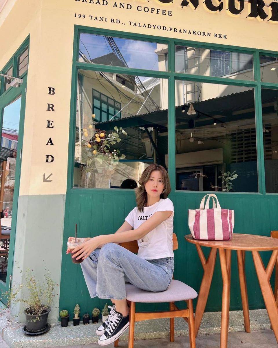 outfit kasual untuk nongkrong ala Esther Supreeleela (instagram.com/esthersupree)