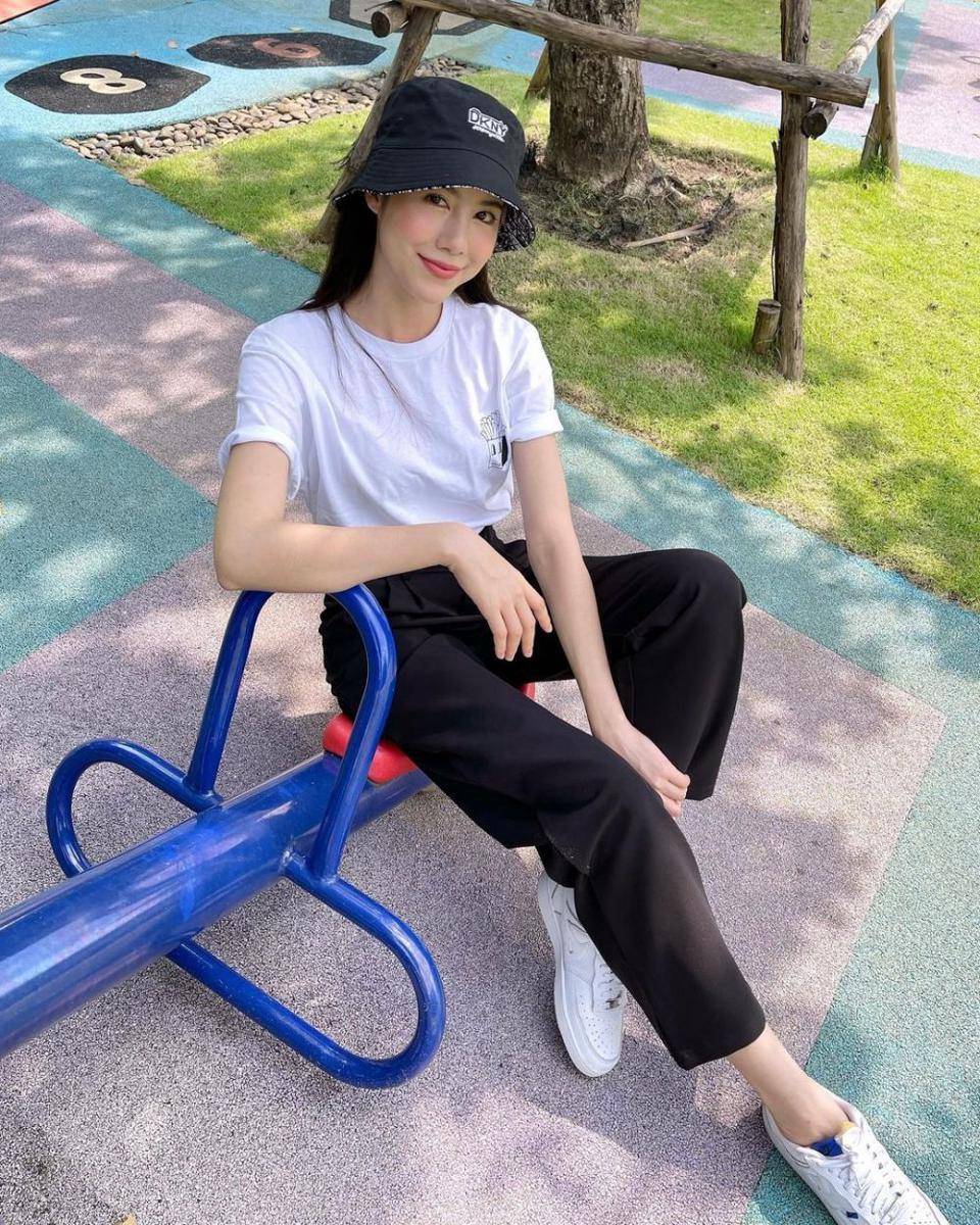 outfit kasual untuk nongkrong ala Esther Supreeleela (instagram.com/esthersupree)