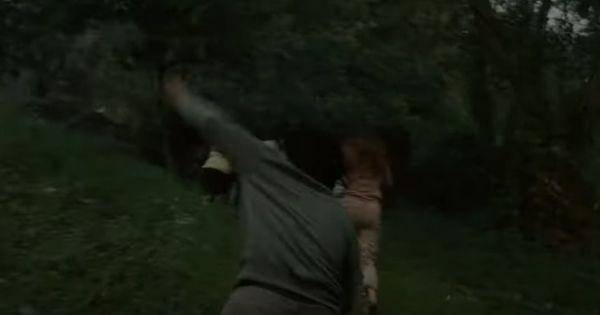 Orang-orang berlari ketakutan di awal trailer( Dok. Cinema 21 / Keramat 2 )