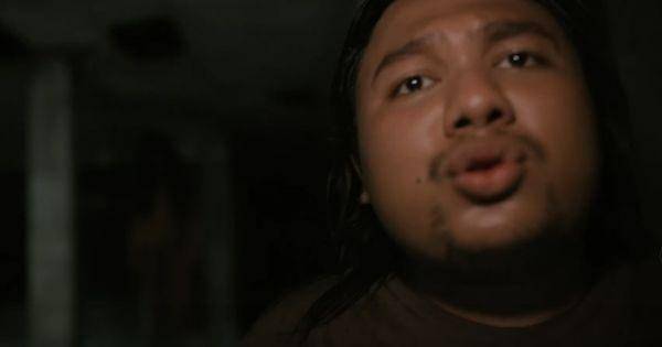 Sosok kuntilanak di belakang Keanu ( Dok. Cinema 21 /  Keramat 2 )