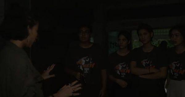 Para anggota tim konten kreator ditanyai siapa yang membuka kotak yang tak boleh dibuka ( Dok. Cinema 21 /  Keramat 2 )