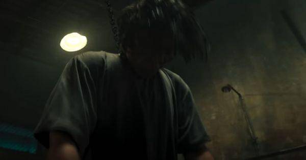 Qodrat digantung oleh sipir yang kesurupan ( Dok. Cinema 21 / Qodrat )