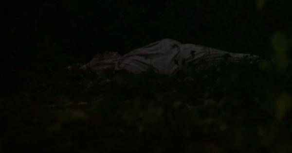 Penampakan pocong di tengah hutan  ( Dok. Cinema 21 /  Keramat 2 )