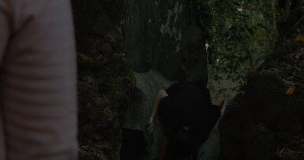 Salah satu anggota tim konten kreator mencoba melihat pemandangan melalui dua kaki ( Dok. Cinema 21 / Keramat 2 )