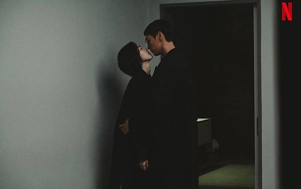 Kim Young Kwang dan Kang Hae Lim di still cut drama Somebody (instagram.com/netflixkr)