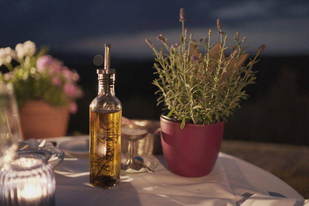 Ilustrasi olive oil (unsplash.com/dkfra19)