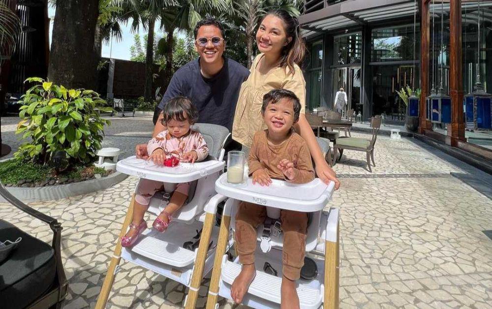 9 Momen Arief Muhammad Staycation Bersama Keluarga, Seru!