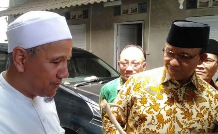 Bertemu Habib Novel, Anies Diberi Kenang-kenangan Tongkat Tanduk Rusa