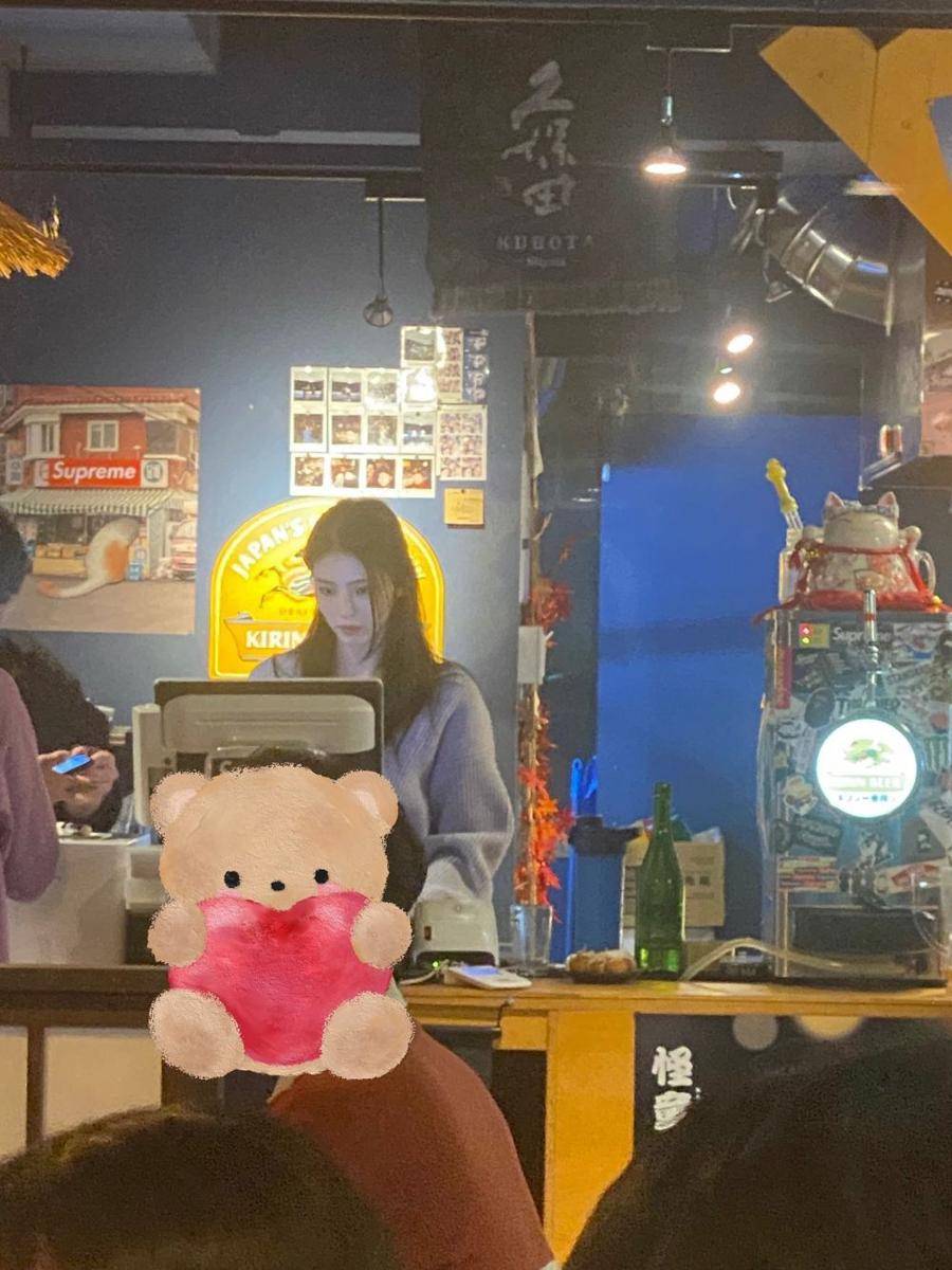 potret Han So Hee jadi pekerja part time (twitter.com/only_hansohee)