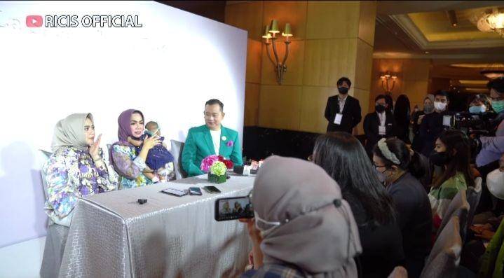potret baby Moana diasuh Mama Rieta (youtube.com/Ricis Official)