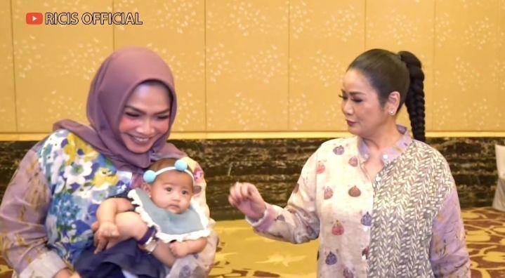 potret baby Moana diasuh Mama Rieta (youtube.com/Ricis Official)