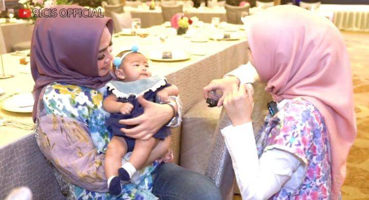 potret baby Moana diasuh Mama Rieta (youtube.com/Ricis Official)
