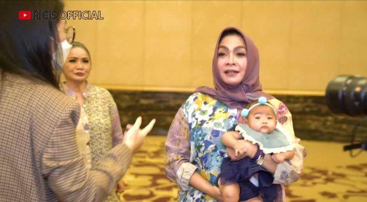 potret baby Moana diasuh Mama Rieta (youtube.com/Ricis Official)