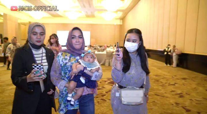 potret baby Moana diasuh Mama Rieta (youtube.com/Ricis Official)