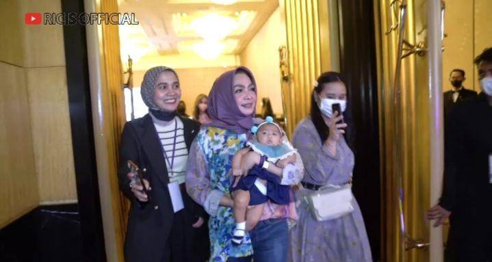 potret baby Moana diasuh Mama Rieta (youtube.com/Ricis Official)