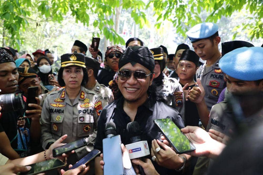Berdoa di Gunung Tidar, Miftah Sebut Ganjar Pranowo untuk Indonesia