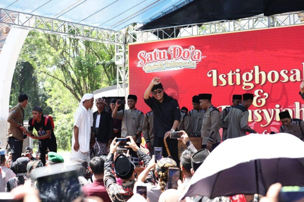 Miftah ketika menyapa masyarakat yang hadir dalam ceramahnya di Gunung Tidar Magelang. (IDN Times/bt)