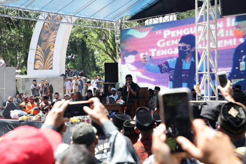 Sejumlah jemaah memotret sosok Miftah yang sedang berceramah. (IDN Times/bt)