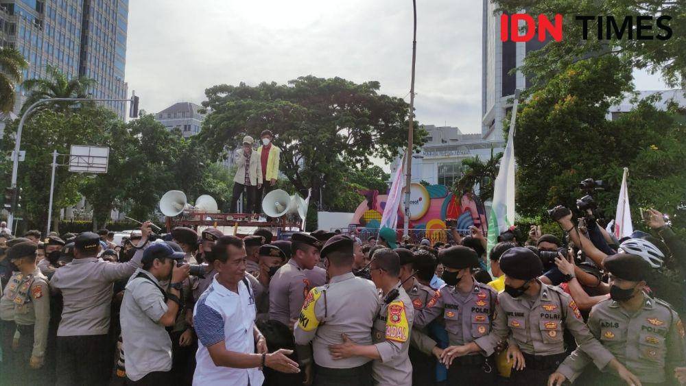 Massa mahasiswa berunjuk rasa di Patung Kuda, Jakarta Pusat, Jumat (28/10/2022). (IDN Times/Yosafat)