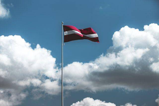 ilustrasi bendera Latvia (unsplash.com/ Mareks Steins)