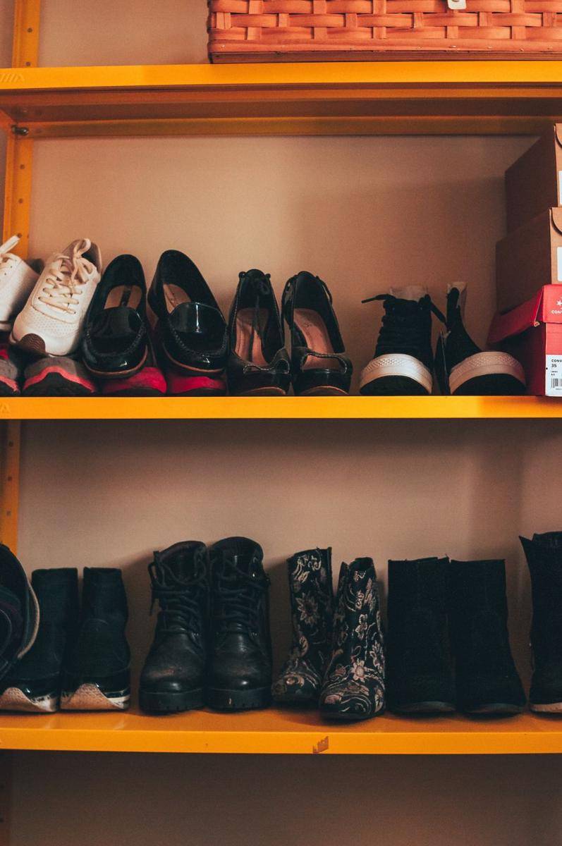 rekomendasi rak sepatu (pexels.com/Dayvison de Oliveira Silva)