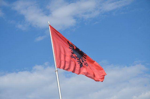 ilustrasi bendera Albania (pexels.com/Marsel Hasanllari)