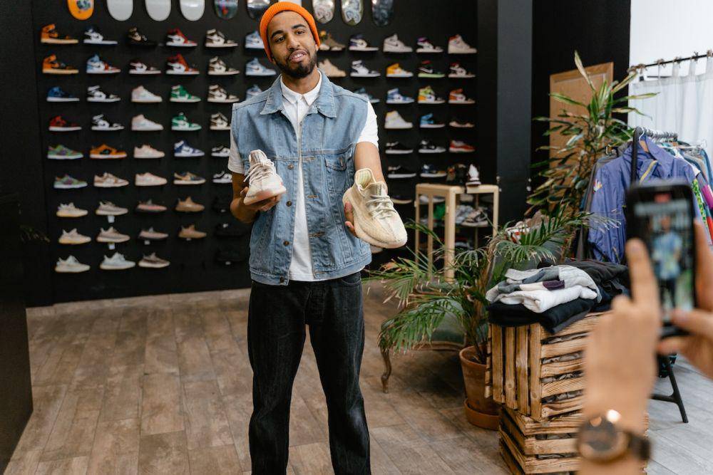 rekomendasi rak sepatu (pexels.com/MART PRODUCTION)