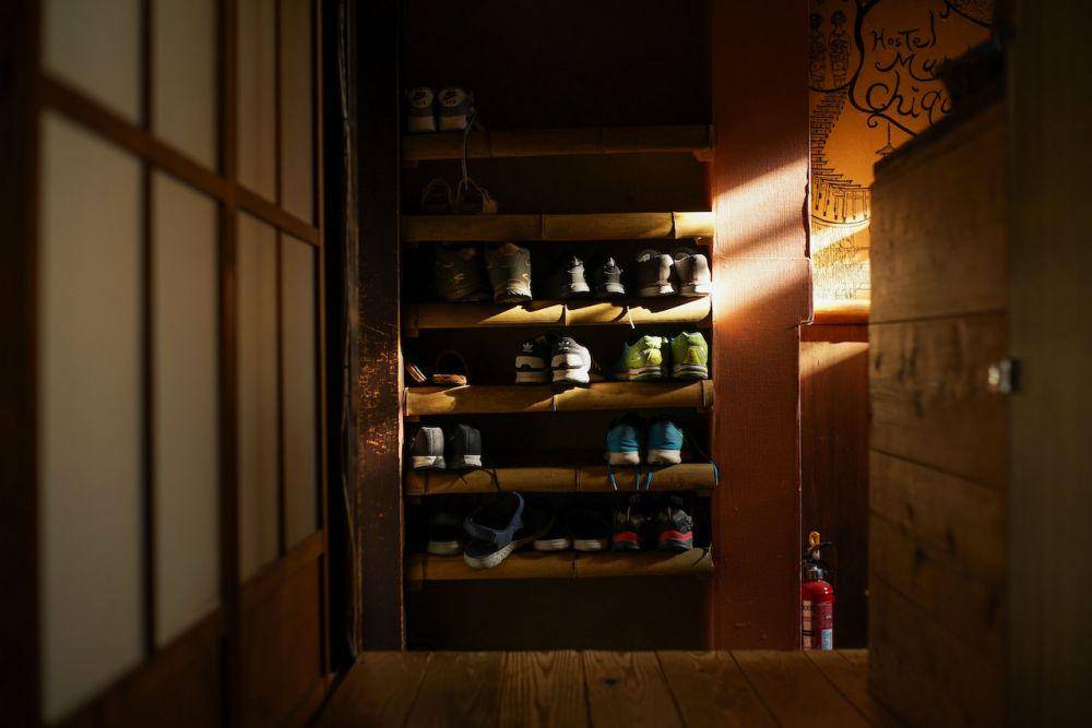 rekomendasi rak sepatu (pexels.com/Ngeow Shen Sin)