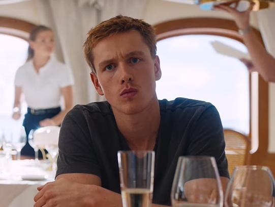 Film dan Series Terbaik Harris Dickinson, Terbaru Triangle of Sadness