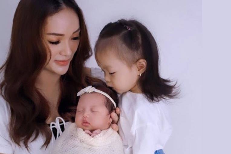 Newborn photoshoot anak Zaskia Gotik (Instagram.com/zaskia.gotix)
